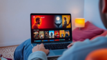 مشاهدة افلام ومسلسلات مترجمة عربي تشمل مجموعة واسعة من الأفلام والدراما الحديثة على شاشة واضحة وسهلة الاستخدام، مع خلفية مبهجة ومفعمة بالحيوية.